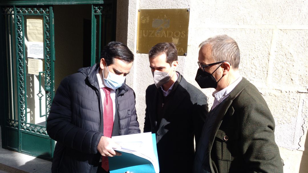 Abogado del Grupo Popular; el portavoz del PP en Segovia, Pablo Pérez; y el viceportavoz del grupo José Luis Huertas, a las puertas del juzgado de lo cotencioso administrativo Abogado del Grupo Popular; el portavoz del PP en Segovia, Pablo Pérez; y el viceportavoz del grupo José Luis Huertas, a las puertas del juzgado de lo cotencioso administrativo
