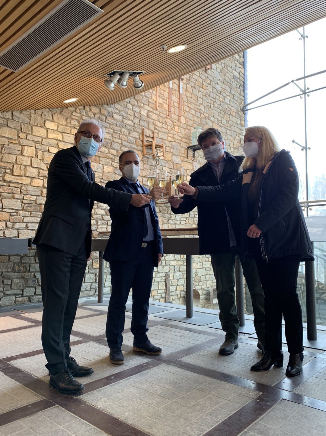 S’ha signat el nou contracte d’arrendament de la finca del Palau de Gel d’Andorra entre el Comú de Canillo i els propietaris del terreny, la família Fité Soler. S’ha signat el nou contracte d’arrendament de la finca del Palau de Gel d’Andorra entre el Comú de Canillo i els propietaris del terreny, la família Fité Soler.