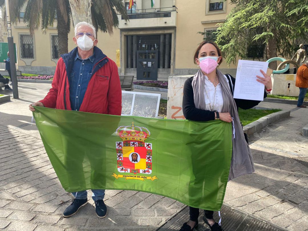 Lis Marín de la plataforma por el ferrocarril de Linares y Maribel Rescalvo, con la solicitud de manifestación 'Jaén cierra Andalucía' para el día 7 de marzo, posando ambos sujetando la bandera de la provincia. Lis Marín de la plataforma por el ferrocarril de Linares y Maribel Rescalvo, con la solicitud de manifestación 'Jaén cierra Andalucía' para el día 7 de marzo, posando ambos sujetando la bandera de la provincia.