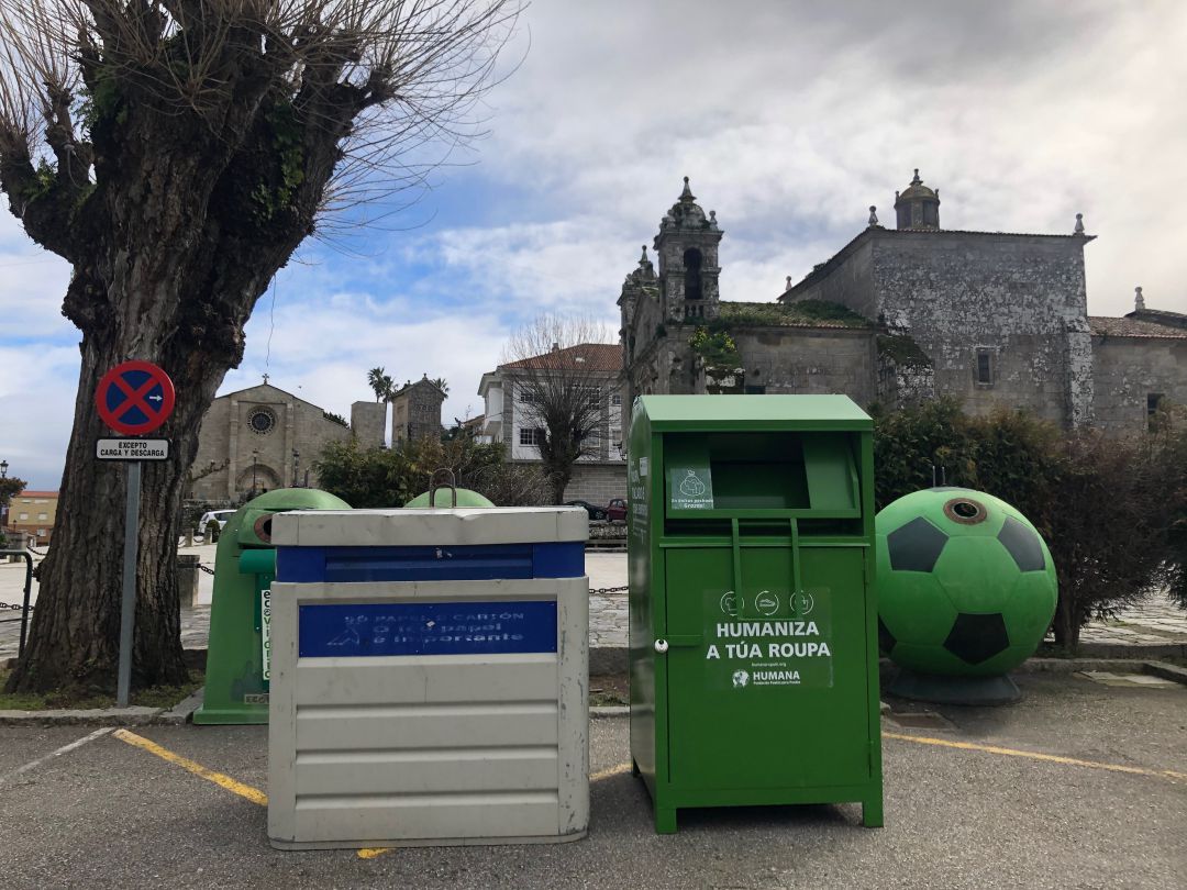 Contenedor verde para la recogida selectiva de ropa en Baiona. Contenedor verde para la recogida selectiva de ropa en Baiona.