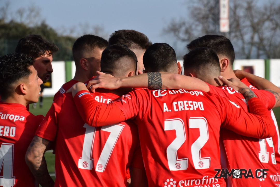 Los rojiblancos celebran el gol.... y el liderato Los rojiblancos celebran el gol.... y el liderato