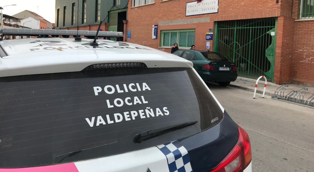 Imagen de archivo de uno de los coches de la Policía Local de Valdepeñas Imagen de archivo de uno de los coches de la Policía Local de Valdepeñas