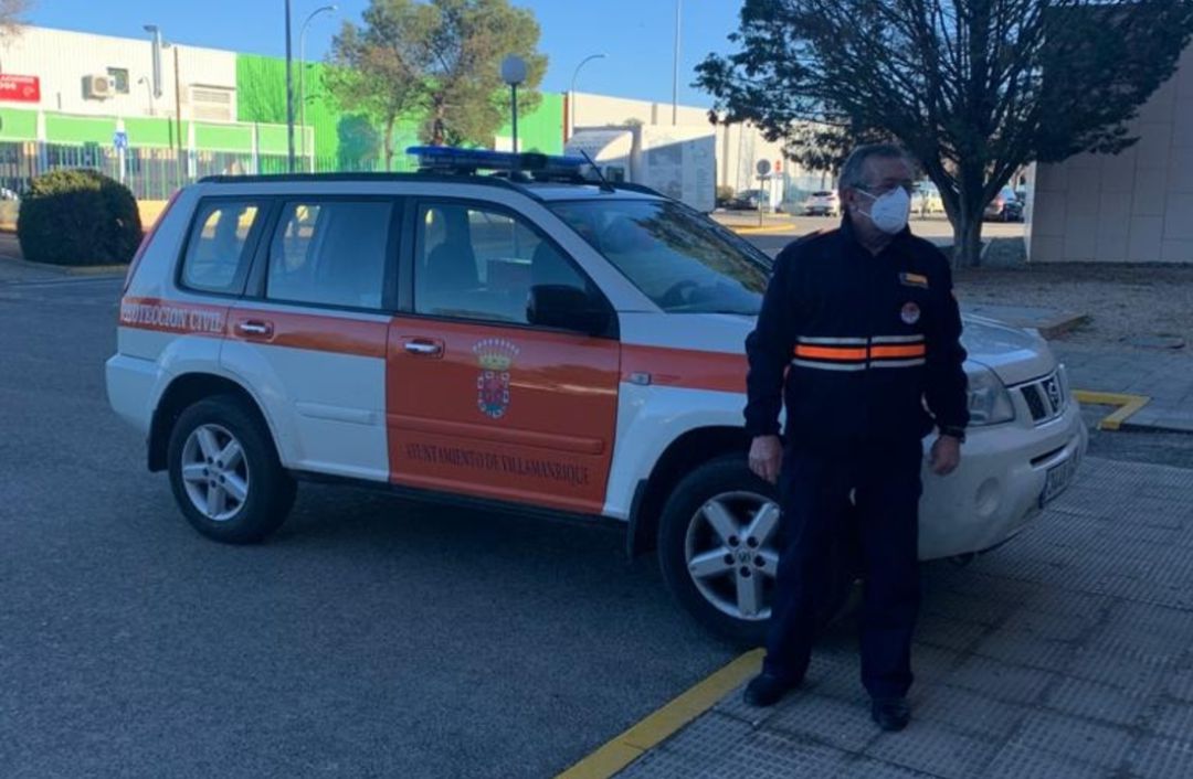 Imagen de Paco Cabezas, durante una de las recogidas de las vacunas contra la COVID-19 en el Hospital de Valdepeñas Imagen de Paco Cabezas, durante una de las recogidas de las vacunas contra la COVID-19 en el Hospital de Valdepeñas