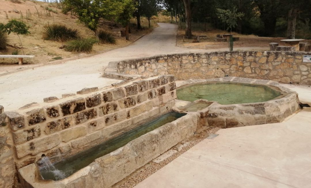 Fuente, abrevadero y lavadero de Cuevas de Velasco (Cuenca). Fuente, abrevadero y lavadero de Cuevas de Velasco (Cuenca).