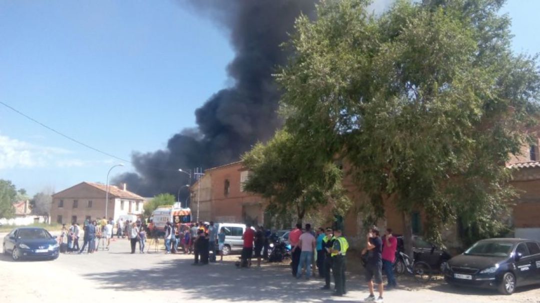 Periodistas y vecinos observan el incendio desde Albolleque Periodistas y vecinos observan el incendio desde Albolleque