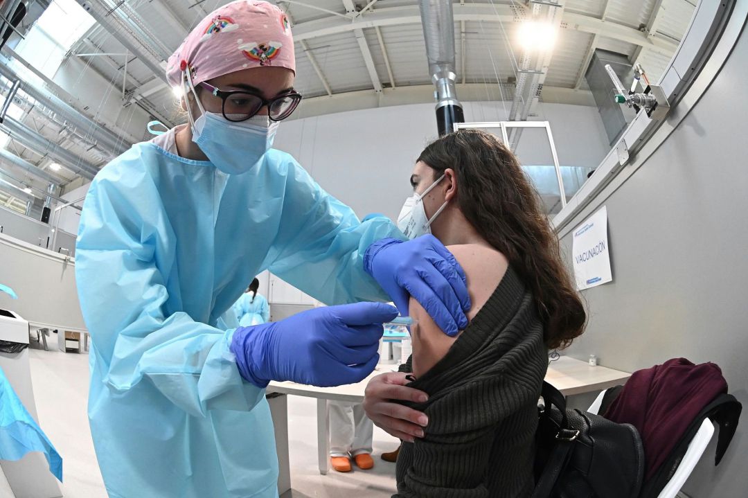 Una sanitaria pone la vacuna contra la covid-19 a una mujer durante el inicio del proceso de vacunación puesto en marcha en el pabellón 3 del hospital Enfermera Isabel Zendal, este martes en Madrid. Una sanitaria pone la vacuna contra la covid-19 a una mujer durante el inicio del proceso de vacunación puesto en marcha en el pabellón 3 del hospital Enfermera Isabel Zendal, este martes en Madrid.