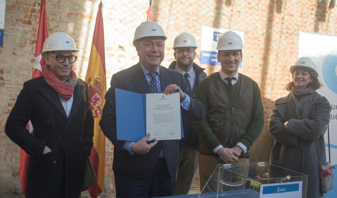 Fernando Lázaro (en el centro, en segundo plano) y Paz Álvarez (1d) en el acto de inicio de las obras del 'Espacio Mercado' a finales de 2014. En la imagen también el ex alcalde, Juan Soler, (2i) el concejal A.J. Mesa (2d) o el arquitecto Joaquín Torres (i), todos desimputados en la trama. Fernando Lázaro (en el centro, en segundo plano) y Paz Álvarez (1d) en el acto de inicio de las obras del 'Espacio Mercado' a finales de 2014. En la imagen también el ex alcalde, Juan Soler, (2i) el concejal A.J. Mesa (2d) o el arquitecto Joaquín Torres (i), todos desimputados en la trama.