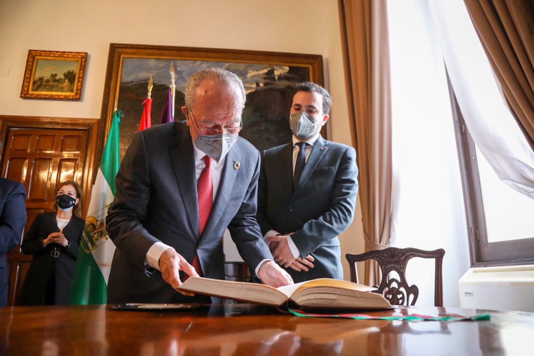 El alcalde de Málaga, Francisco de la Torre, junto al ministro de Consumo, Alberto Garzón, durante la visita de éste último al ayuntamiento de la capital malagueña El alcalde de Málaga, Francisco de la Torre, junto al ministro de Consumo, Alberto Garzón, durante la visita de éste último al ayuntamiento de la capital malagueña