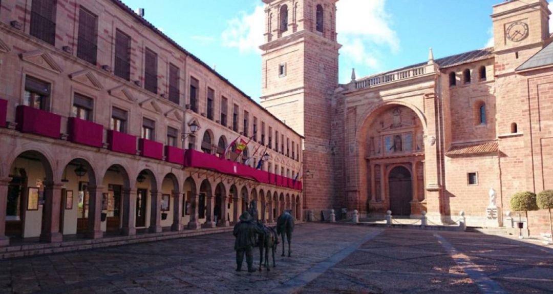 Imagen de archivo de la Plaza Mayor de Infantes (Ciudad Real) Imagen de archivo de la Plaza Mayor de Infantes (Ciudad Real)