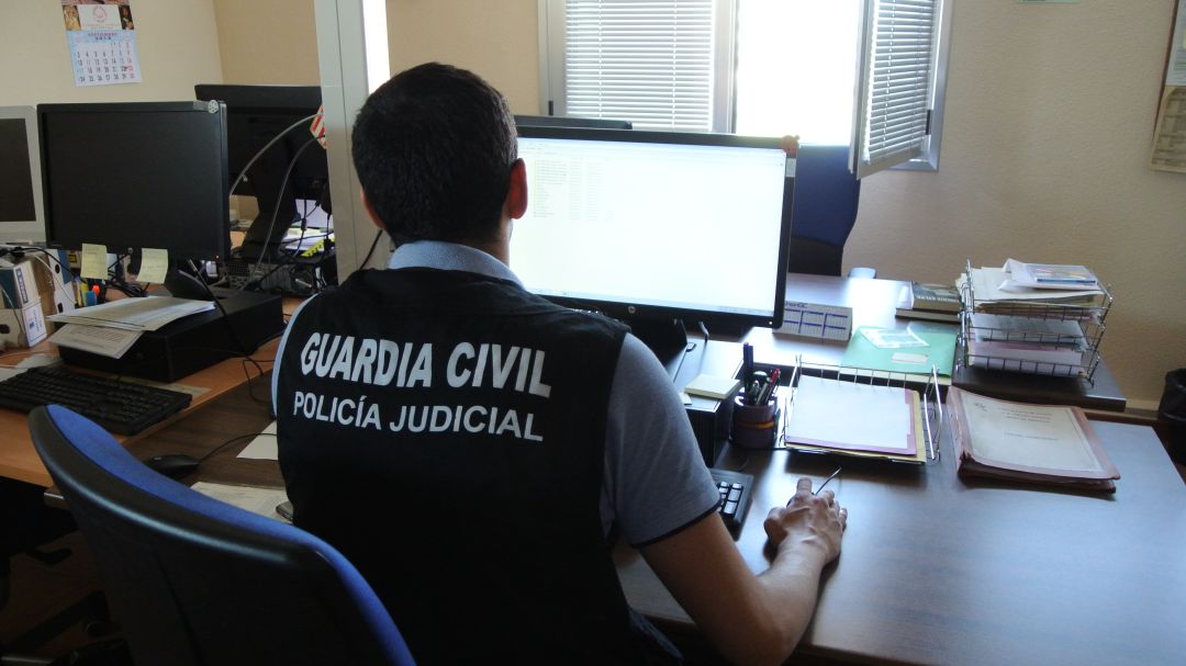 La Guardia Civil trasladó al bebé hasta el Centro de Salud de Torrijos La Guardia Civil trasladó al bebé hasta el Centro de Salud de Torrijos