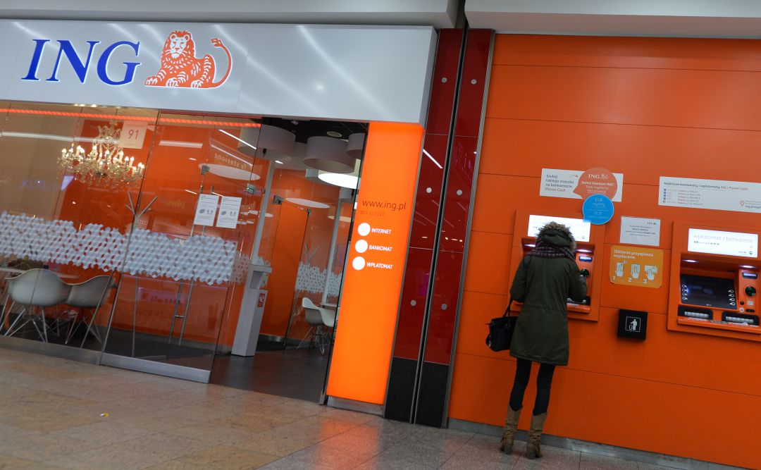 Una persona saca dinero en un cajero de ING. Una persona saca dinero en un cajero de ING.
