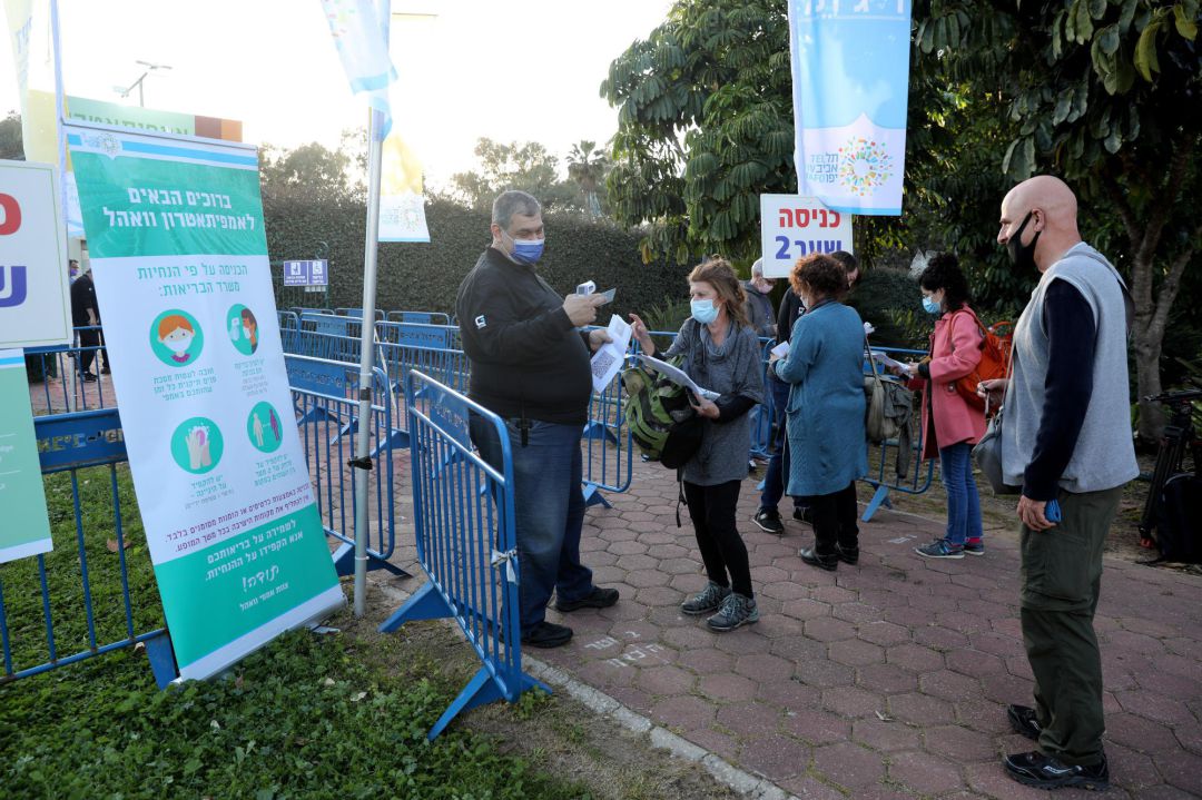 Un grupo de israelíes muestra su tarjeta verde (certificado de vacunación) en la entrada de un concierto en Tel Aviv. Un grupo de israelíes muestra su tarjeta verde (certificado de vacunación) en la entrada de un concierto en Tel Aviv.