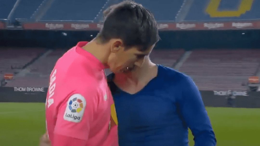 Messi y Edgar Badia intercambiaron sus camisetas al final del partido Messi y Edgar Badia intercambiaron sus camisetas al final del partido