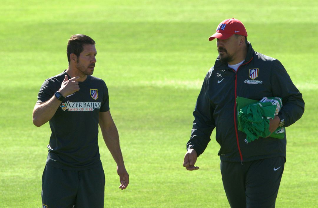 El Cholo y El Mono Burgos durante su etapa conjunta en el Atlético de Madrid. El Cholo y El Mono Burgos durante su etapa conjunta en el Atlético de Madrid.