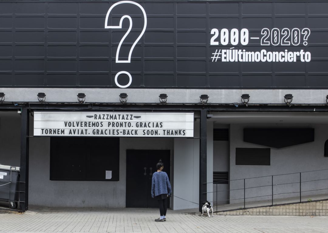 Vista de la fachada de Razzmatazz, en Barcelona, con el hashtag #ElÚltimoConcierto y la fecha de su inauguración de la sala y su posible cierre debido a la crisis del COVID-19. Formaba parte de una campaña para visibilizar el momento de precariedad que atraviesan las salas Vista de la fachada de Razzmatazz, en Barcelona, con el hashtag #ElÚltimoConcierto y la fecha de su inauguración de la sala y su posible cierre debido a la crisis del COVID-19. Formaba parte de una campaña para visibilizar el momento de precariedad que atraviesan las salas
