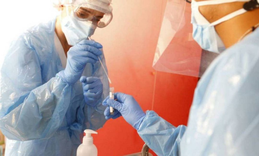 Dos sanitarias con un test de Covid. Dos sanitarias con un test de Covid.