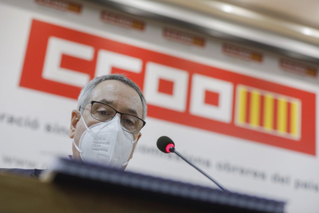 El ex secretario general de CCOO PV, Arturo León, atiende a los medios tras su dimisión ante el Consejo Confederal del Sindicato por la polémica de haber recibido la primera dosis de la vacuna contra el Covid-19 a mediados de enero. El ex secretario general de CCOO PV, Arturo León, atiende a los medios tras su dimisión ante el Consejo Confederal del Sindicato por la polémica de haber recibido la primera dosis de la vacuna contra el Covid-19 a mediados de enero.
