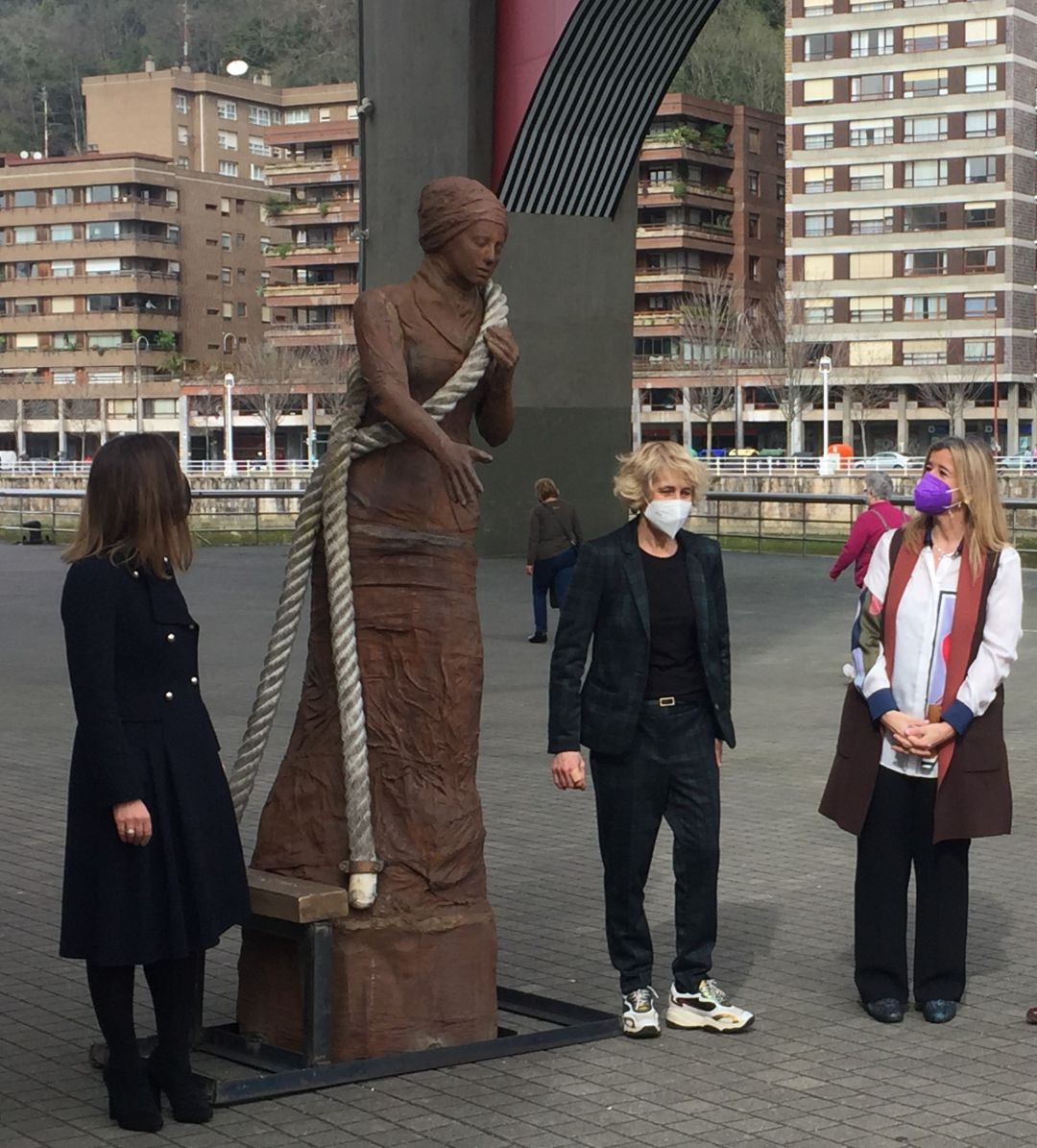 Nora Sarasola, directora de la Obra Social de BBK, Dora Salazar, artista diseñadora de la figura de la zirgera, y Teresa Laespada, Diputada Foral de Igualdad Nora Sarasola, directora de la Obra Social de BBK, Dora Salazar, artista diseñadora de la figura de la zirgera, y Teresa Laespada, Diputada Foral de Igualdad