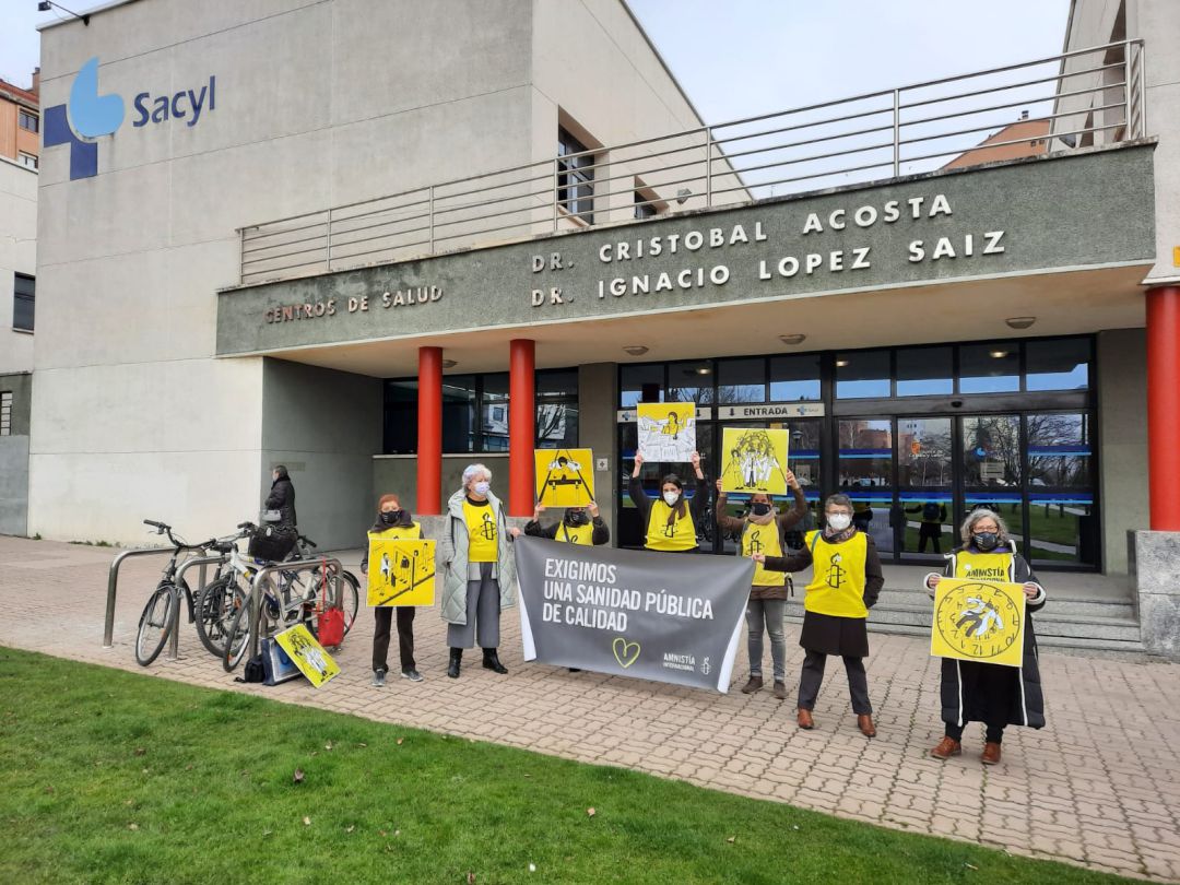 Activistas de Amnistía Internacional han protagonizado una protesta por los recortes en la atención primaria Activistas de Amnistía Internacional han protagonizado una protesta por los recortes en la atención primaria