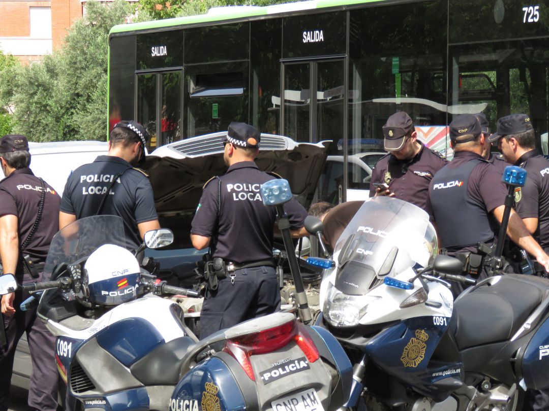 Agentes de Policía Local y Nacional en una intervención conjunta. Foto de archivo Agentes de Policía Local y Nacional en una intervención conjunta. Foto de archivo