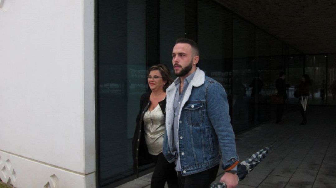 Ángeles Muñoz y Cristian Menacho, en la Ciudad de la Justicia. Ángeles Muñoz y Cristian Menacho, en la Ciudad de la Justicia.