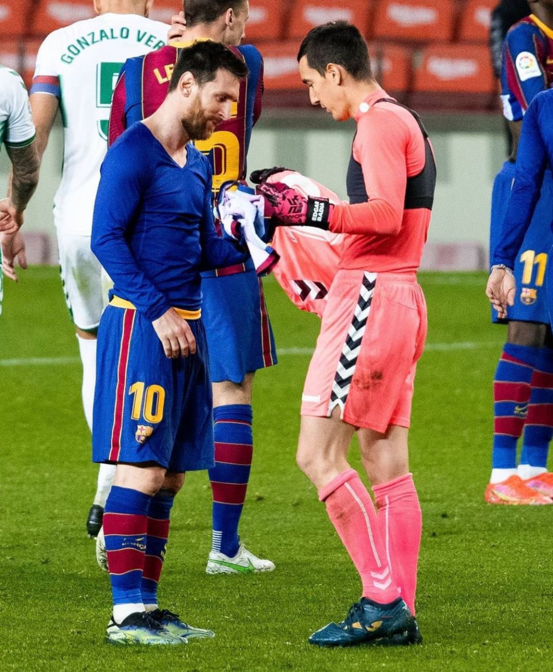 Messi y Edgar Badía en el momento que cambian sus camisetas Messi y Edgar Badía en el momento que cambian sus camisetas