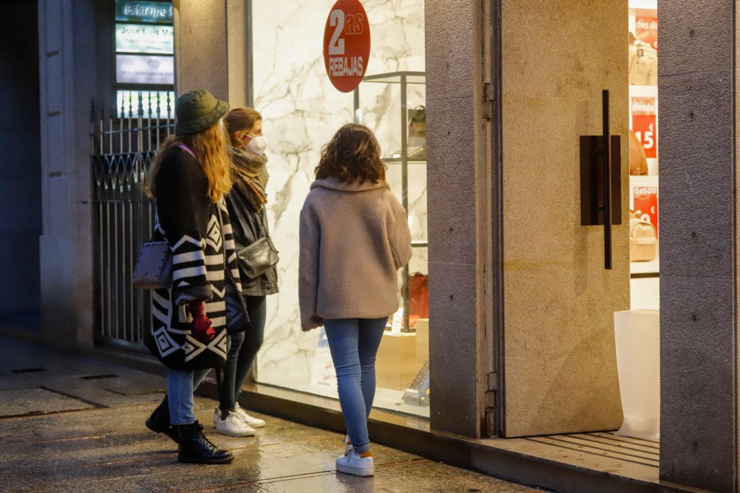 Varias personas en el exterior de un comercio en una jornada marcada por el inicio de la entrada en vigor de una desescalada gradual. Varias personas en el exterior de un comercio en una jornada marcada por el inicio de la entrada en vigor de una desescalada gradual.