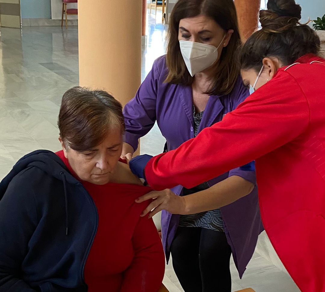 Vacunación contra la covid de una mujer mayor en Vegas del Genil (Granada) Vacunación contra la covid de una mujer mayor en Vegas del Genil (Granada)