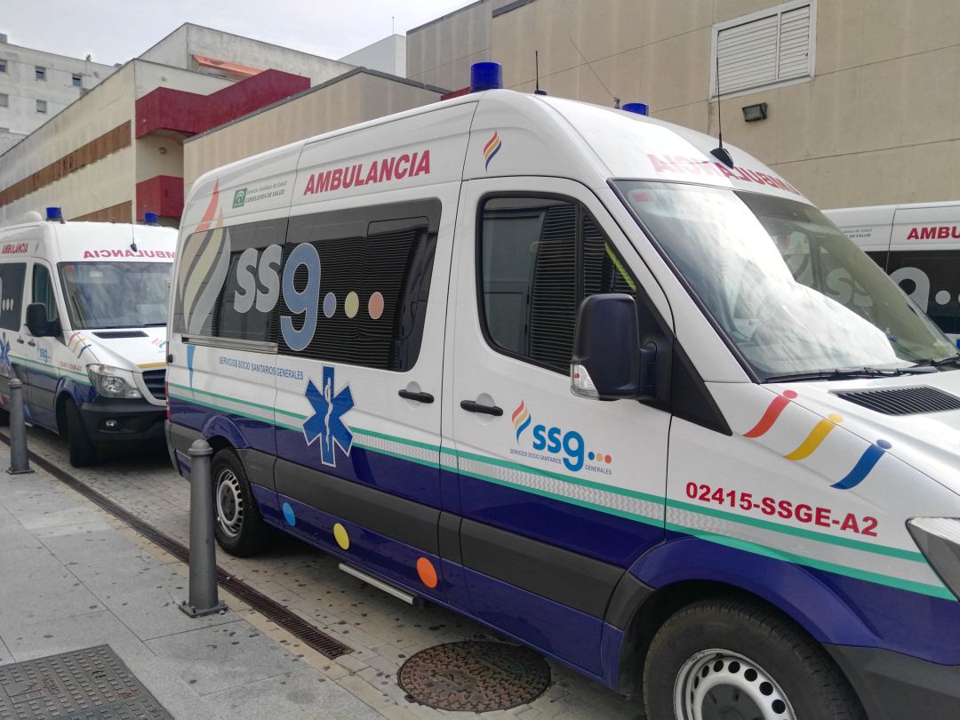Dos ambulancias a las puertas del Hospital de Jerez Dos ambulancias a las puertas del Hospital de Jerez