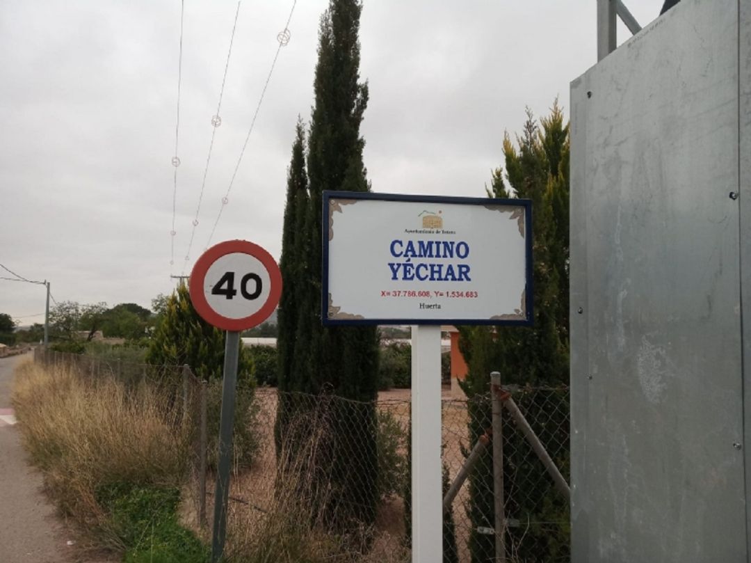 Comienzan las labores de renovación de la cartelería informativa de los caminos rurales del municipio de Totana. Comienzan las labores de renovación de la cartelería informativa de los caminos rurales del municipio de Totana.