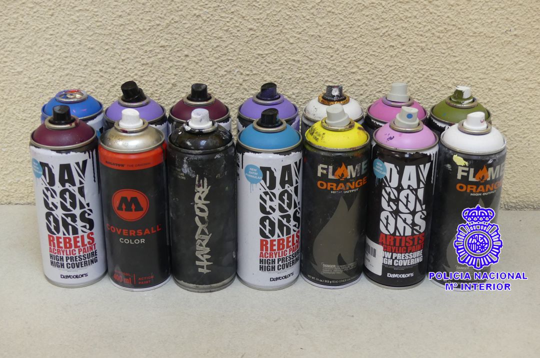 Botes incautados a los grafiteros que estaban actuando en Medina del Campo Botes incautados a los grafiteros que estaban actuando en Medina del Campo