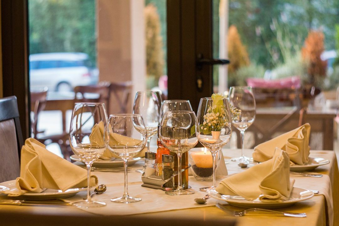 Reobren els interiors de bars, restaurants i cafeteries però encara amb moltes restriccions. Reobren els interiors de bars, restaurants i cafeteries però encara amb moltes restriccions.