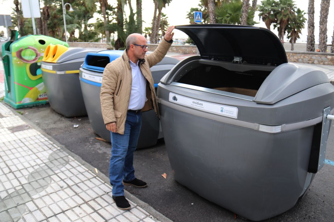 El concejal de medio ambiente en el ayuntamiento de Almuñécar, Luís Aragón, presenta nuevos contenedores de reciclaje. IMAGEN DE ARCHIVO El concejal de medio ambiente en el ayuntamiento de Almuñécar, Luís Aragón, presenta nuevos contenedores de reciclaje. IMAGEN DE ARCHIVO