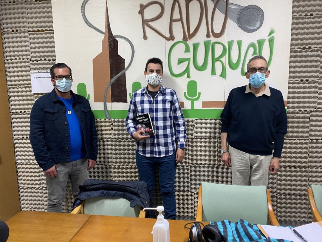 El escritor René Pérez, libro en mano, ha sido el invitado de esta semana en Radio Gurugú, la radio terapéutica de Hermanas Hospitalarias Palencia El escritor René Pérez, libro en mano, ha sido el invitado de esta semana en Radio Gurugú, la radio terapéutica de Hermanas Hospitalarias Palencia