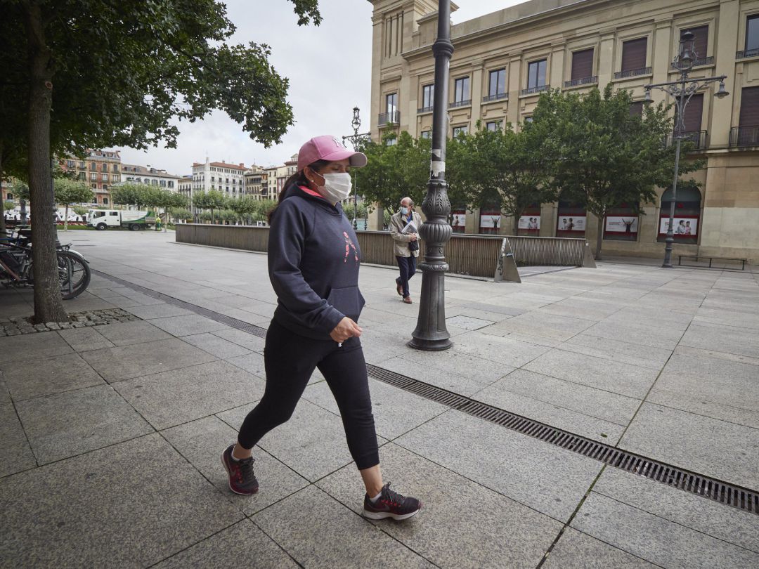 Una mujer con mascarilla en una céntrica calle de Pamplona Una mujer con mascarilla en una céntrica calle de Pamplona