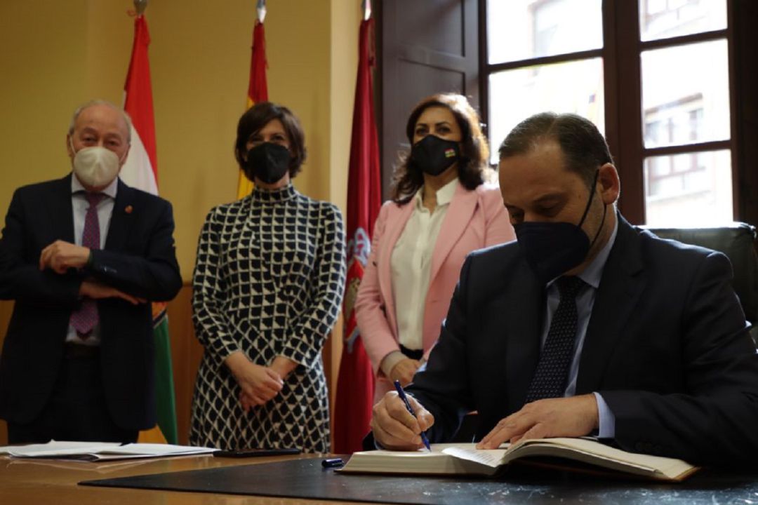 El ministro, José Luis Ábalos, en la firma del convenio de la Agenda Urbana para la adhesión de Alfaro a este plan. El ministro, José Luis Ábalos, en la firma del convenio de la Agenda Urbana para la adhesión de Alfaro a este plan.