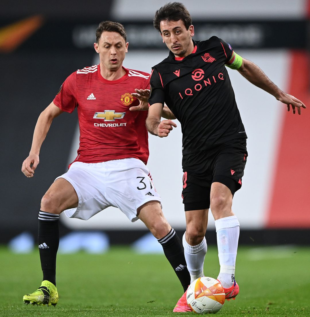 Oyarzabal controla la pelota ante la presión de Matic Oyarzabal controla la pelota ante la presión de Matic
