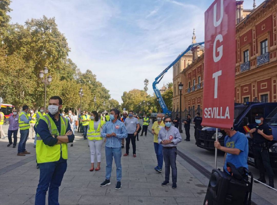 Concentración de los trabajadores de Abengoa frente al Palacio de San Telmo. Concentración de los trabajadores de Abengoa frente al Palacio de San Telmo.