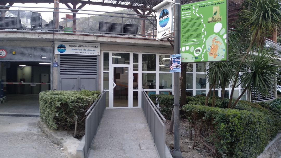 Acceso al la oficina del agua HISERCA que gestiona también el funcionamiento del parking en la plaza de Andalucía Acceso al la oficina del agua HISERCA que gestiona también el funcionamiento del parking en la plaza de Andalucía