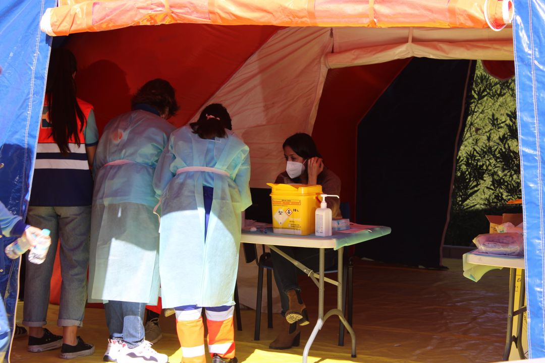 Personal sanitario trabajando en una jornada de vacunación masiva a personas mayores de 80 años en Úbeda Personal sanitario trabajando en una jornada de vacunación masiva a personas mayores de 80 años en Úbeda