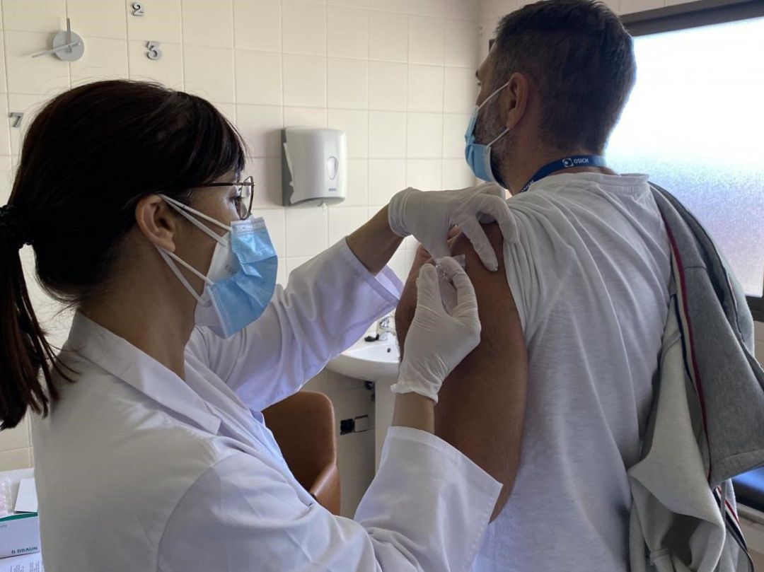 Sanitario poniendo la vacuna covid Sanitario poniendo la vacuna covid