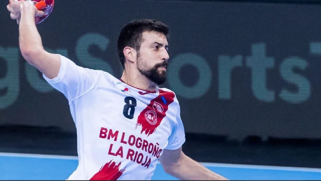 El nuevo internacional almeriense compitiendo con su equipo. El nuevo internacional almeriense compitiendo con su equipo.