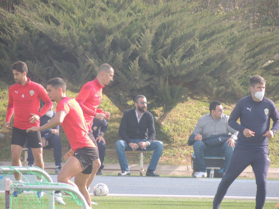 Mohamed El Assy siguiendo el entrenamiento del equipo. Mohamed El Assy siguiendo el entrenamiento del equipo.