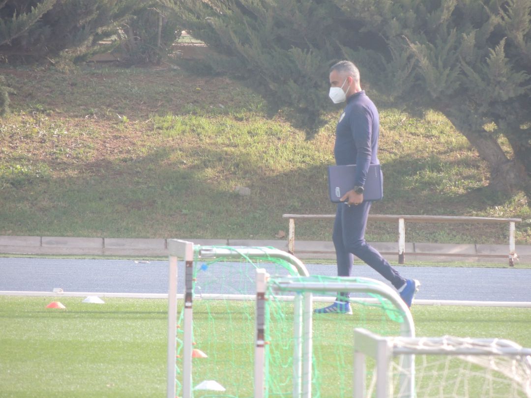 José Gomes en el entrenamiento del equipo en el Anexo. José Gomes en el entrenamiento del equipo en el Anexo.