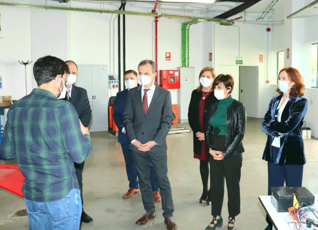Pedro Duque, Isabel Rodríguez y Rosa Ana Rodríguez en un momento de su visita al Centro Nacional del Hidrógeno de Puertollano Pedro Duque, Isabel Rodríguez y Rosa Ana Rodríguez en un momento de su visita al Centro Nacional del Hidrógeno de Puertollano
