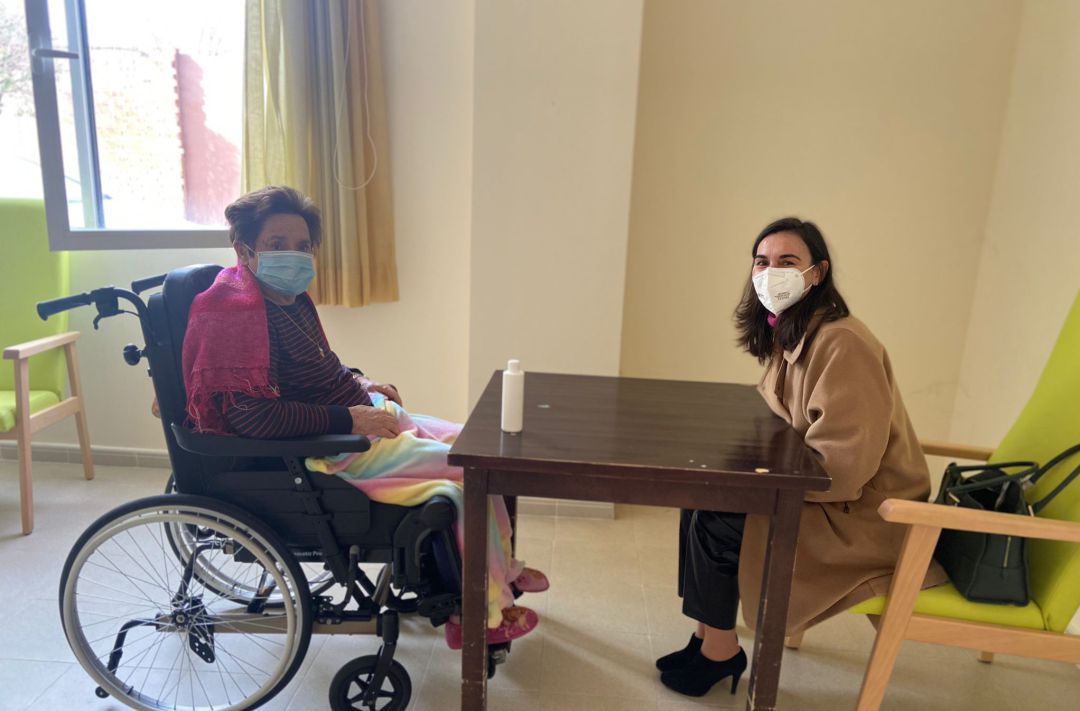 Una de las primeras visitas que se han celebrado este jueves en el centro sociosanitario de Carrión de Calatrava. En la foto Micaela Navas Navas con su hija. Una de las primeras visitas que se han celebrado este jueves en el centro sociosanitario de Carrión de Calatrava. En la foto Micaela Navas Navas con su hija.
