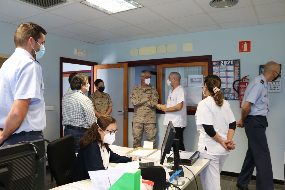 Visita al hospital doctor José Molina Orosa del General de División y Jefe del Mando Aéreo de Canarias, Juan Pablo Sánchez de Lara y el Teniente Coronel del Aeródromo Militar de Lanzarote, Trinitario Mira Ramón. Visita al hospital doctor José Molina Orosa del General de División y Jefe del Mando Aéreo de Canarias, Juan Pablo Sánchez de Lara y el Teniente Coronel del Aeródromo Militar de Lanzarote, Trinitario Mira Ramón.