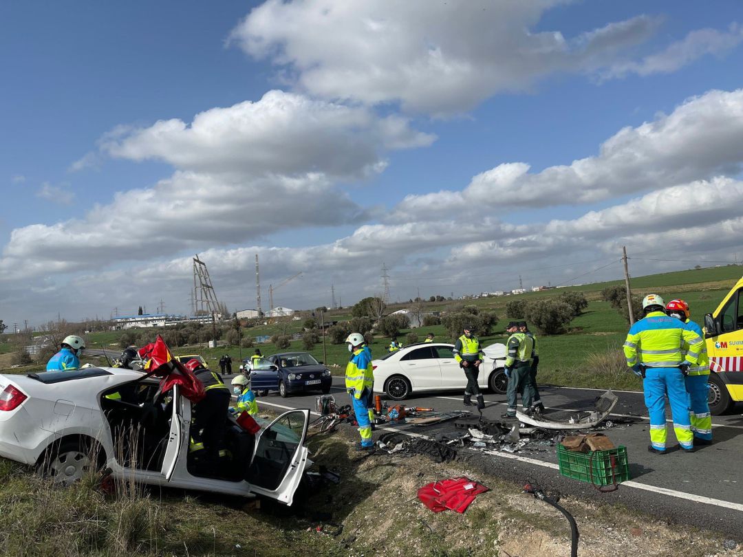 Emergencias actuando en el lugar dónde ocurrió el accidente Emergencias actuando en el lugar dónde ocurrió el accidente