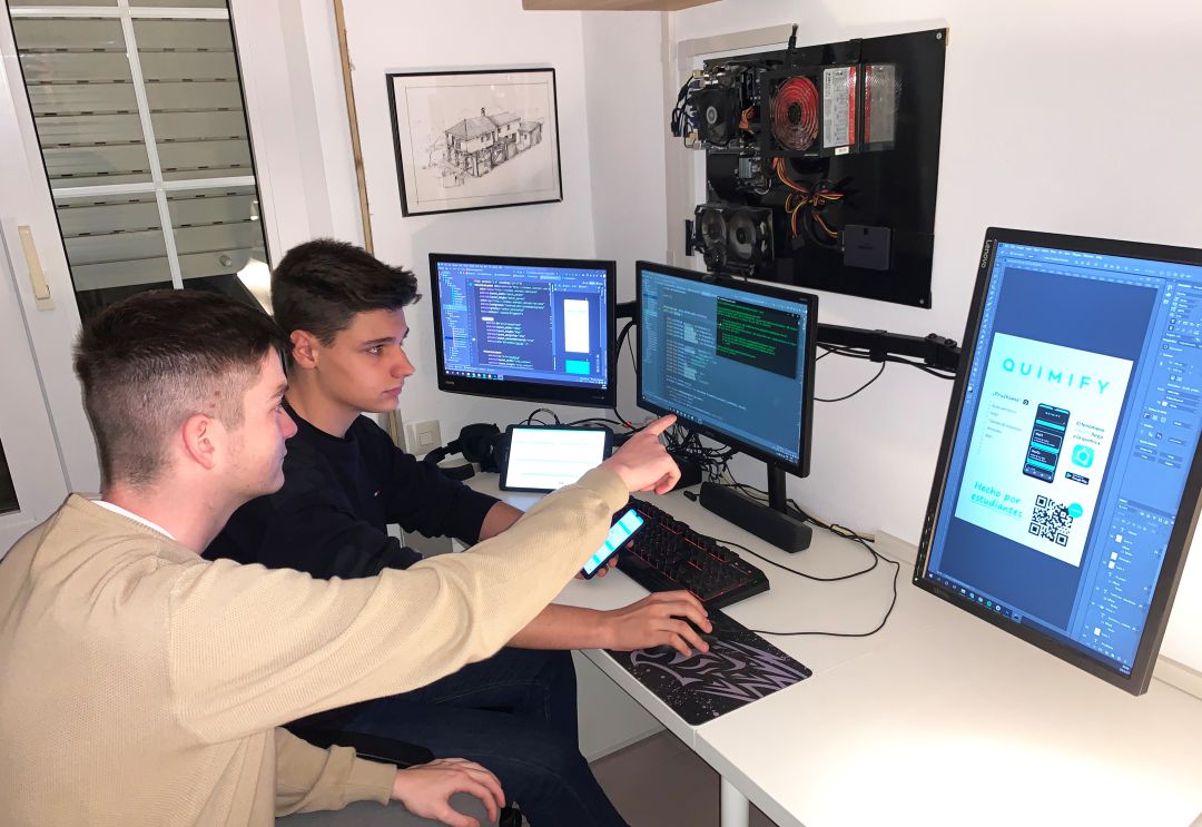 Pablo Asenjo y Matthew Horne trabajando en el diseño de la aplicación Pablo Asenjo y Matthew Horne trabajando en el diseño de la aplicación
