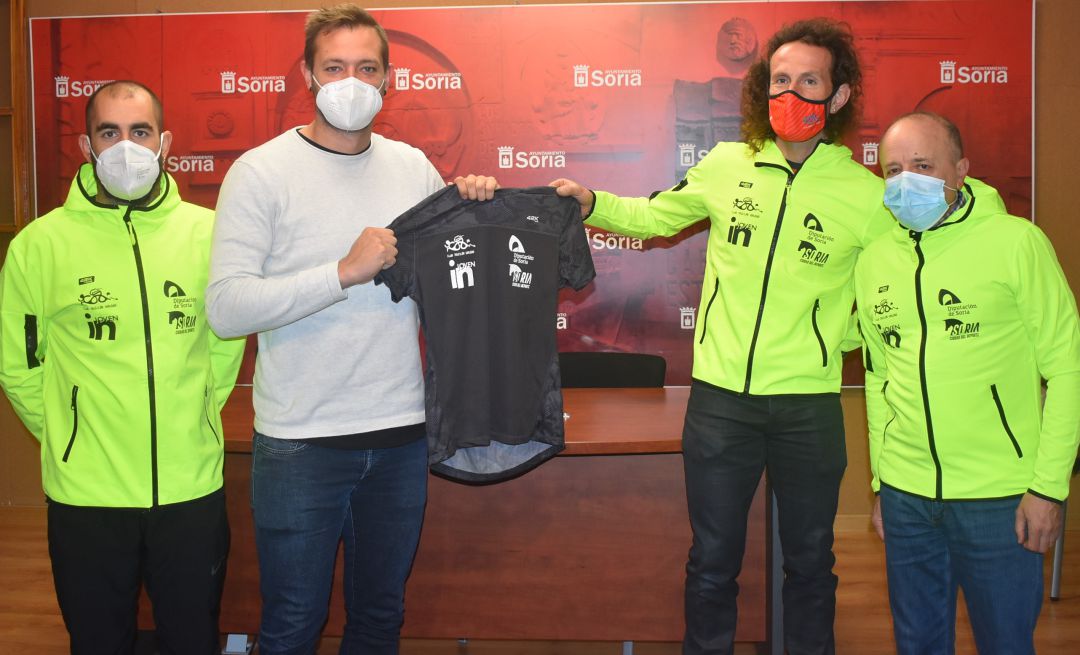 Manu Salvador, concejal de Deportes, con los representantes del Triatlón Soriano. Manu Salvador, concejal de Deportes, con los representantes del Triatlón Soriano.